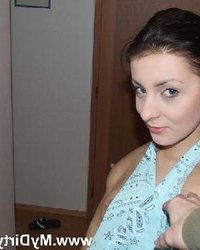 Лиза готова раздеться и отсосать член 5 фото