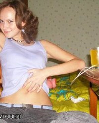 Молодая сучка раздевается для классной дрочки 1 фото