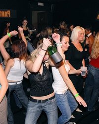 Подружки подарили имениннице ёбаря 23 фото