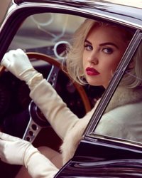 Роскошная Kayslee Collins выходит в распахнутом полушубке из авто 2 фото