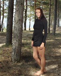 Неженка позирует посреди леса 1 фото