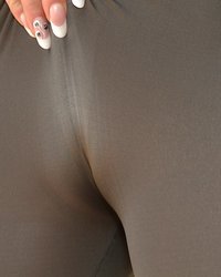 Мамашка выставила на обозрение свои дырочки 7 фото