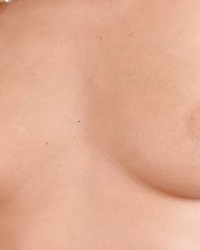Горячая брюнетка искушает аппетитными дырочками 11 фото