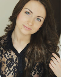 Alexa Day с бритой щелью позирует голышом на кровати 2 фото