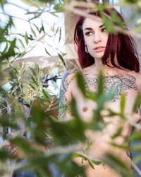 Рыжая красотка с татуированным телом показала стриптиз 13 фото